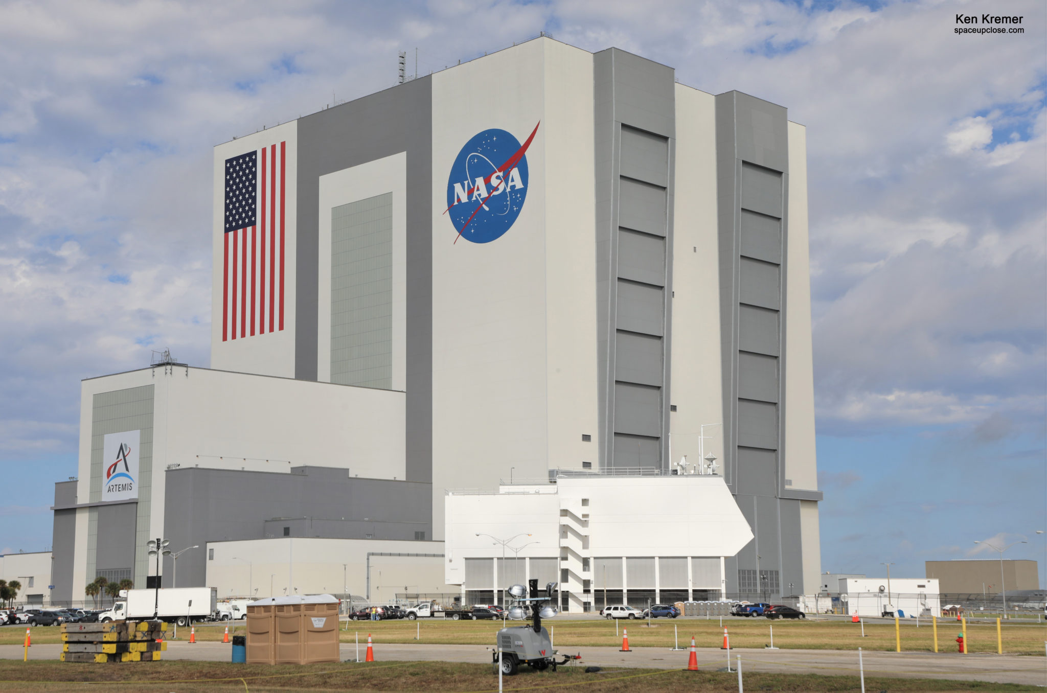 SLS Unveiled in VAB as NASA Retracts Last Work Platforms Ahead of KSC ...