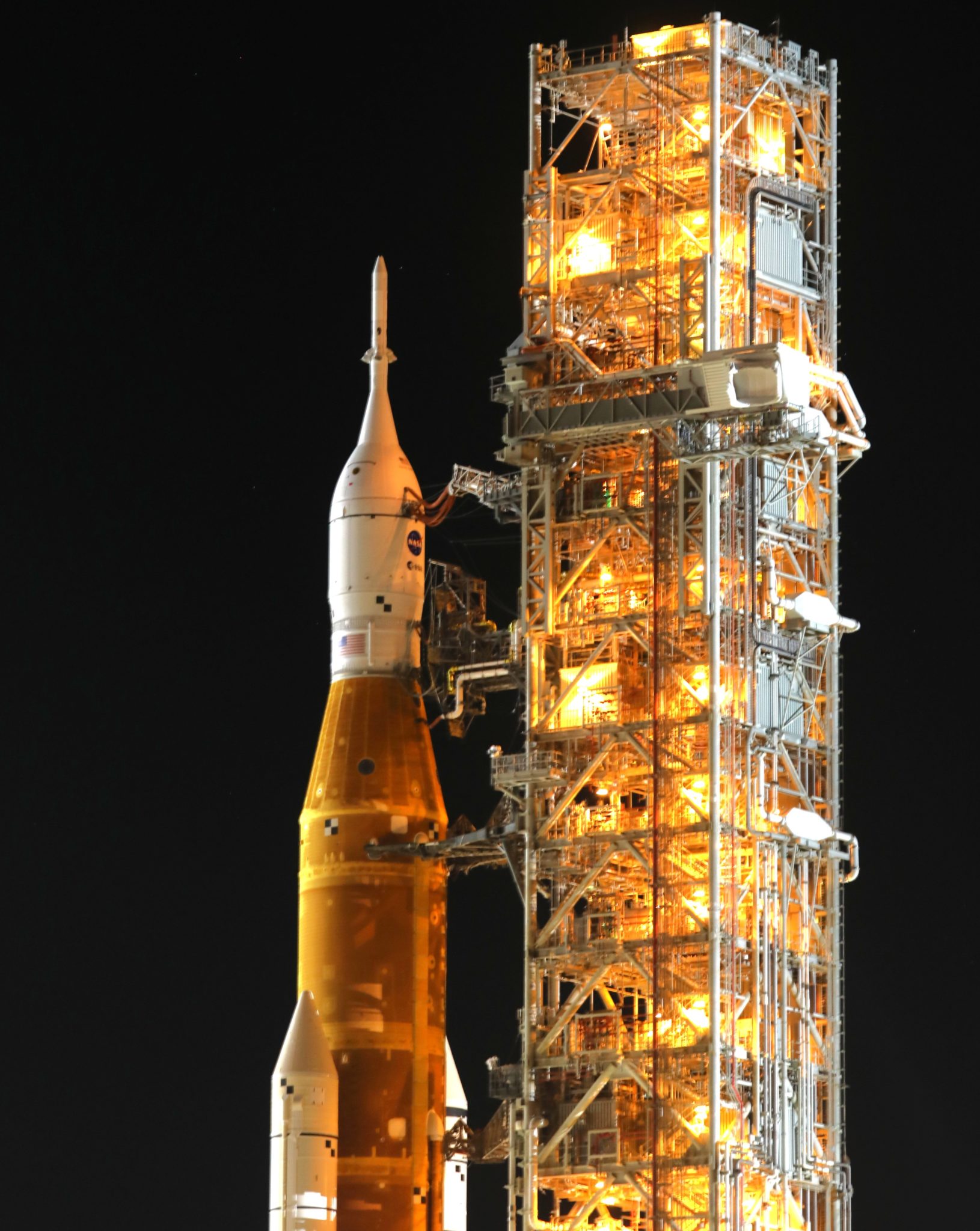 NASA’s Artemis 1 Rolls To Launch Pad 39B For Nighttime Lunar Launch ...