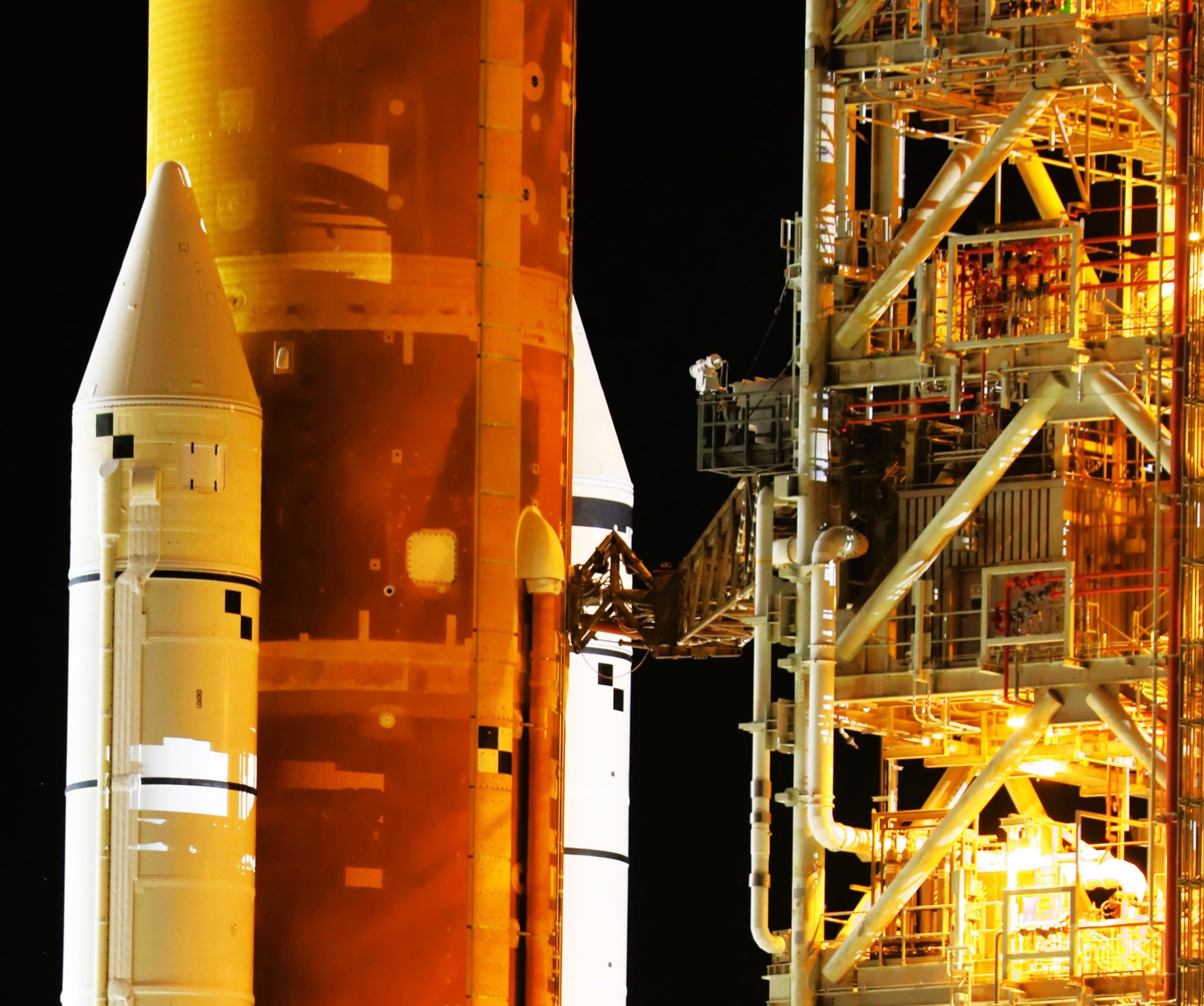 NASA’s Artemis 1 Rolls To Launch Pad 39B For Nighttime Lunar Launch ...